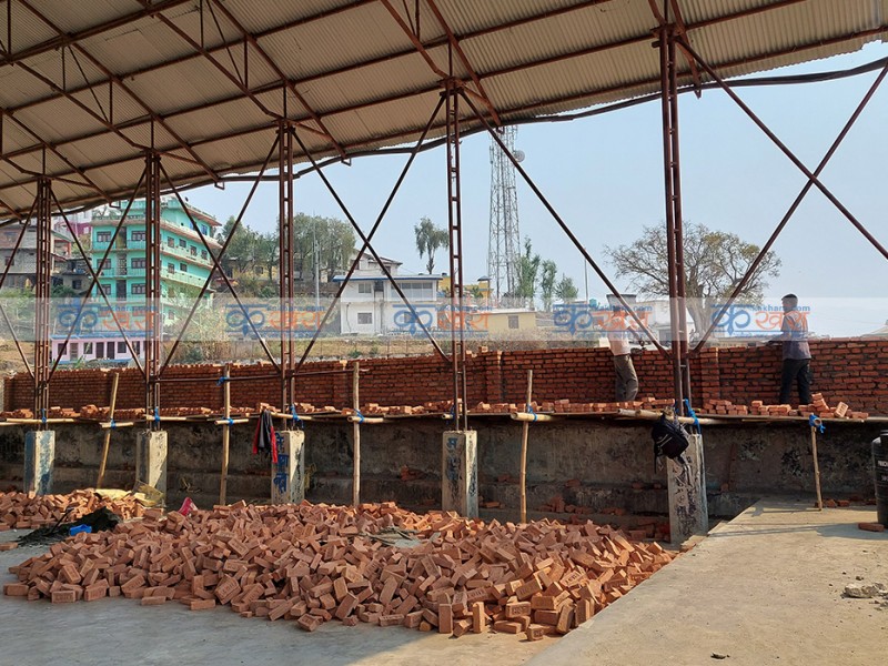 निर्माण सुरु भएको ७ वर्षपछि कवर्ड हलकाे काम सकिदै  